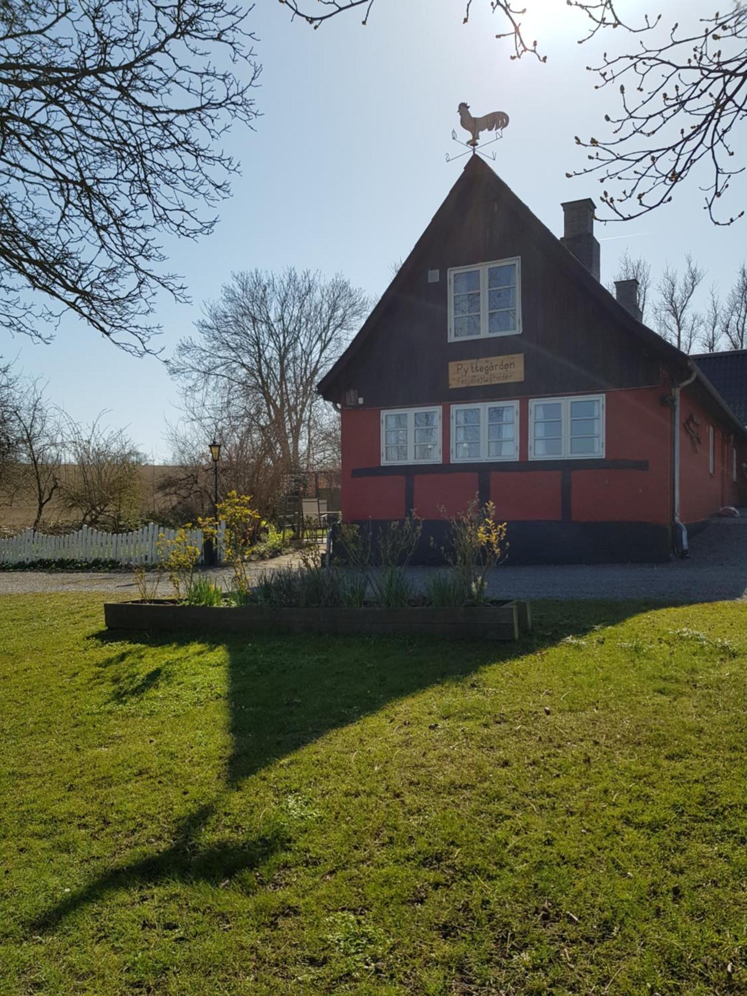 Pyttegarden Apartments Gudhjem Exterior foto